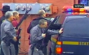 Policie budovu, kde do&scaron;lo ke střelbě, několik hodin obl&eacute;hala.